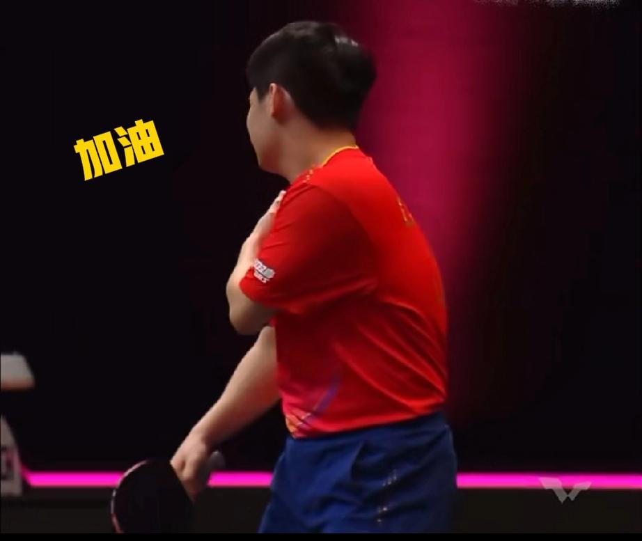 我其实还是很担心林诗栋的！！这是比赛期间抓拍到的，小石头按住肩膀的疼痛一直坚