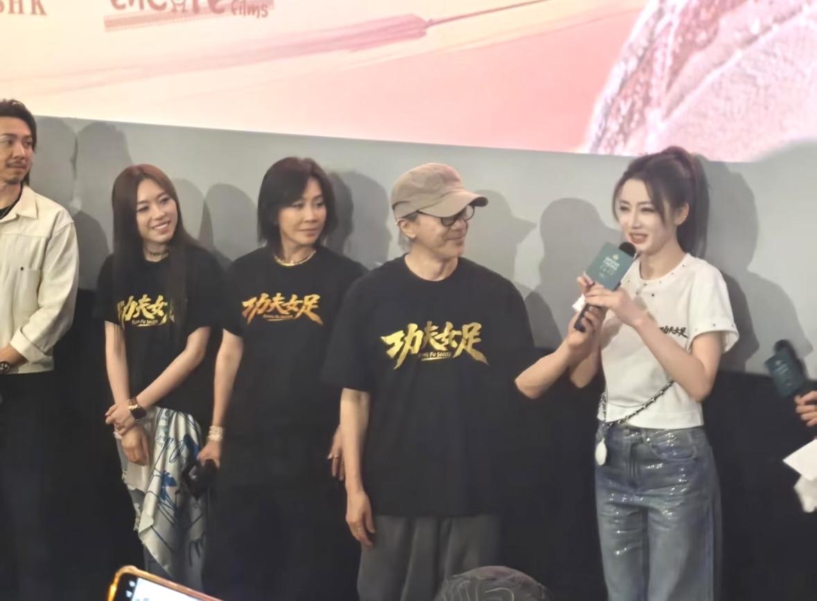 功夫女足香港路演，迪丽热巴彻底尴尬了，不是因为没有人认识她，而是她完全不会粤语。