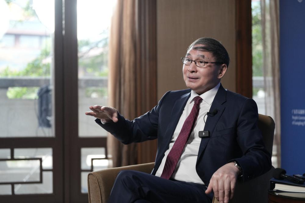 新加坡学者郑永年曾说，中国会进入“全民弱智”时代，当满大街都是低素质内容、大家都