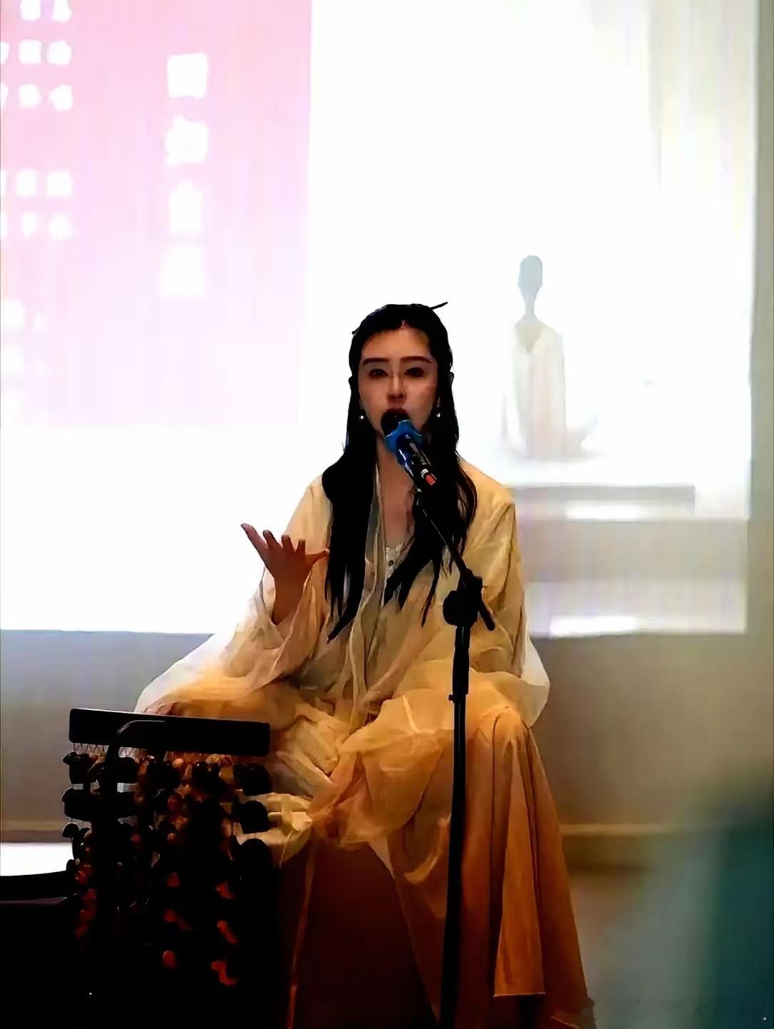 王祖贤医美毕竟当年的聂小倩，早已刻在几代人的青春里，哪怕眼角有了细纹，那份清冷仙