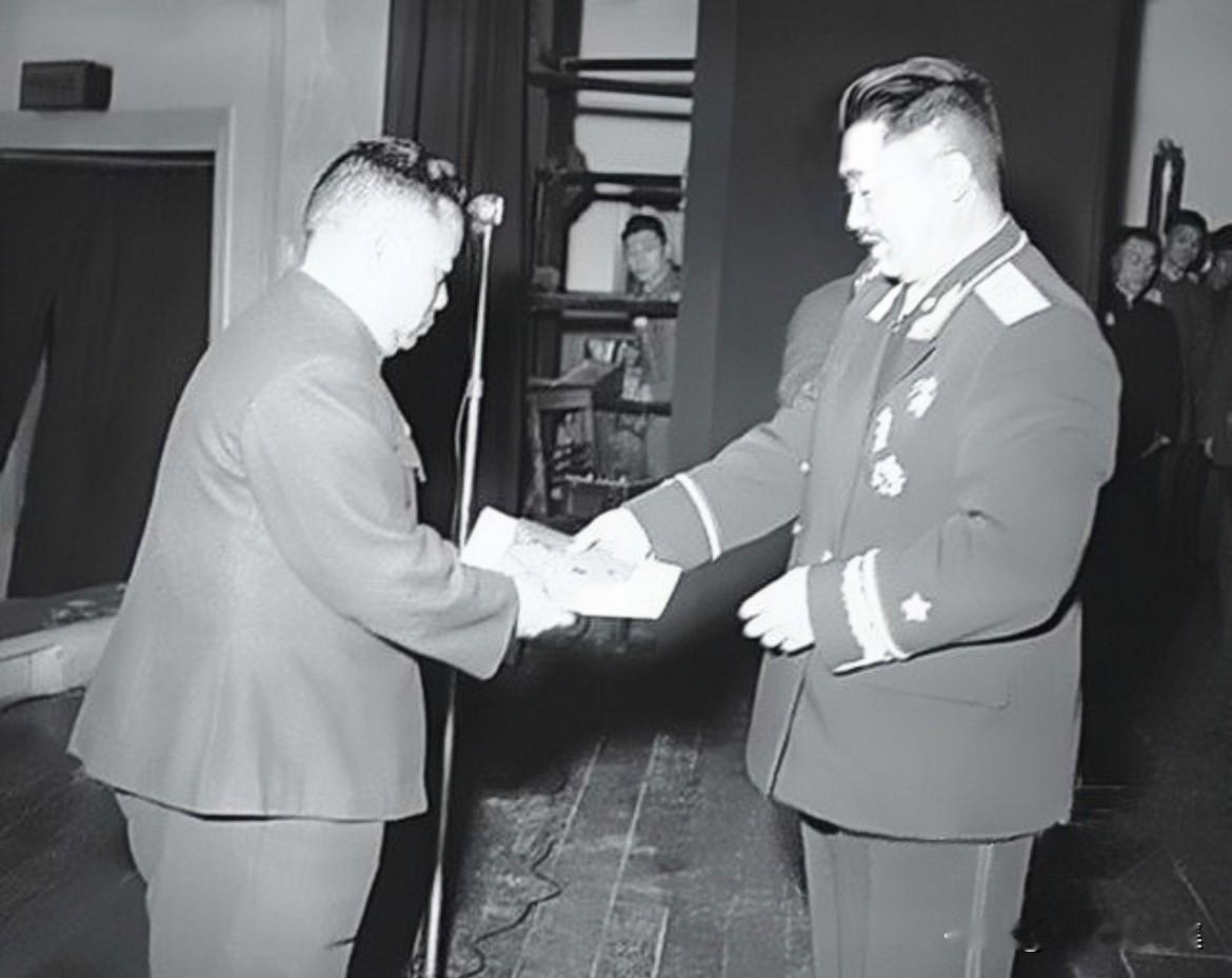 1955年12月10日，贺龙元帅代表国务院总理向成都军区司令员贺炳炎授予上将军衔