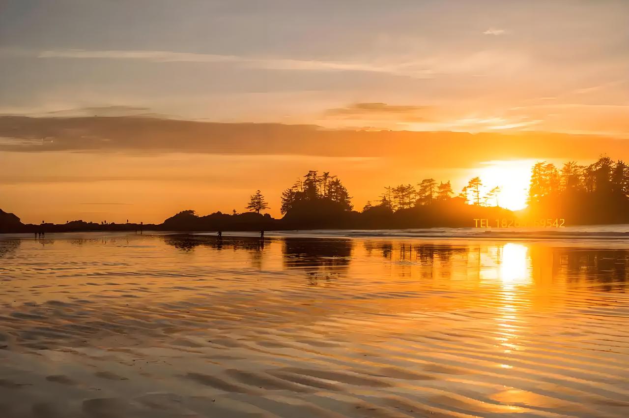 秋天徒步登高，邂逅湖水倒映的绝美画面，简直太治愈了。就像嵖岈山的天磨湖，湖水清澈