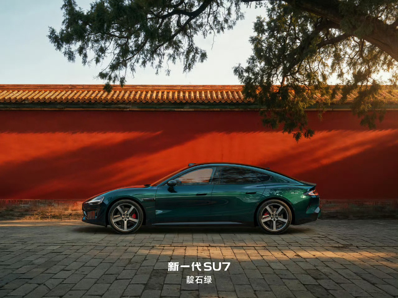 新一代SU7涨价，我觉得这事儿其实不用纠结。涨1到1.4w听起来有点扎心，但你仔