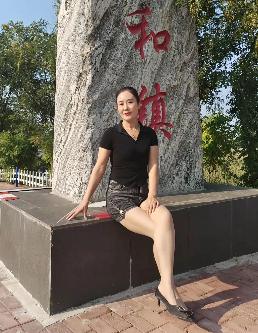中年女士穿衣搭配尽显优雅气质，身材保持如此好，大长腿修长笔直令人羡慕不已啊！心态