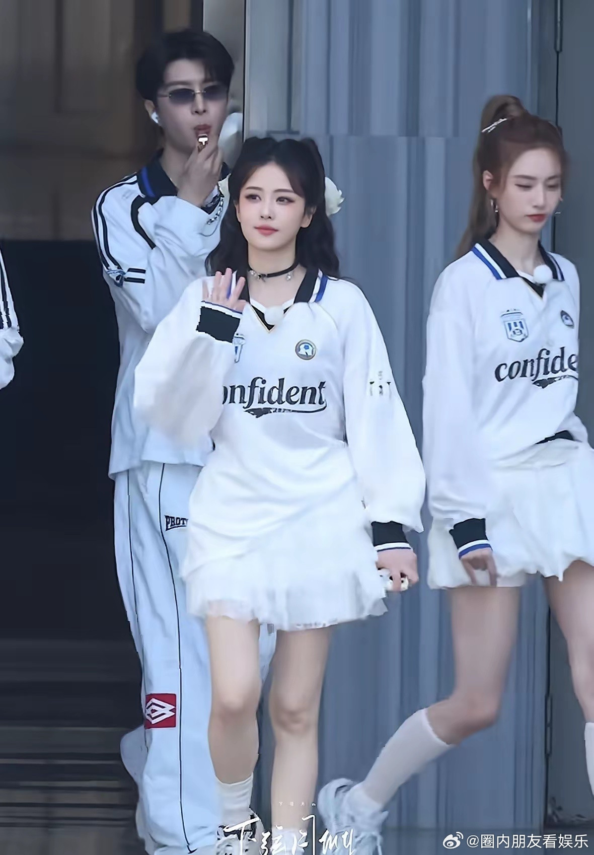 看到徐艺洋和白鹿同框，我才明白，黄子韬为啥非她不娶，白鹿还在和粉丝打招呼时，徐艺