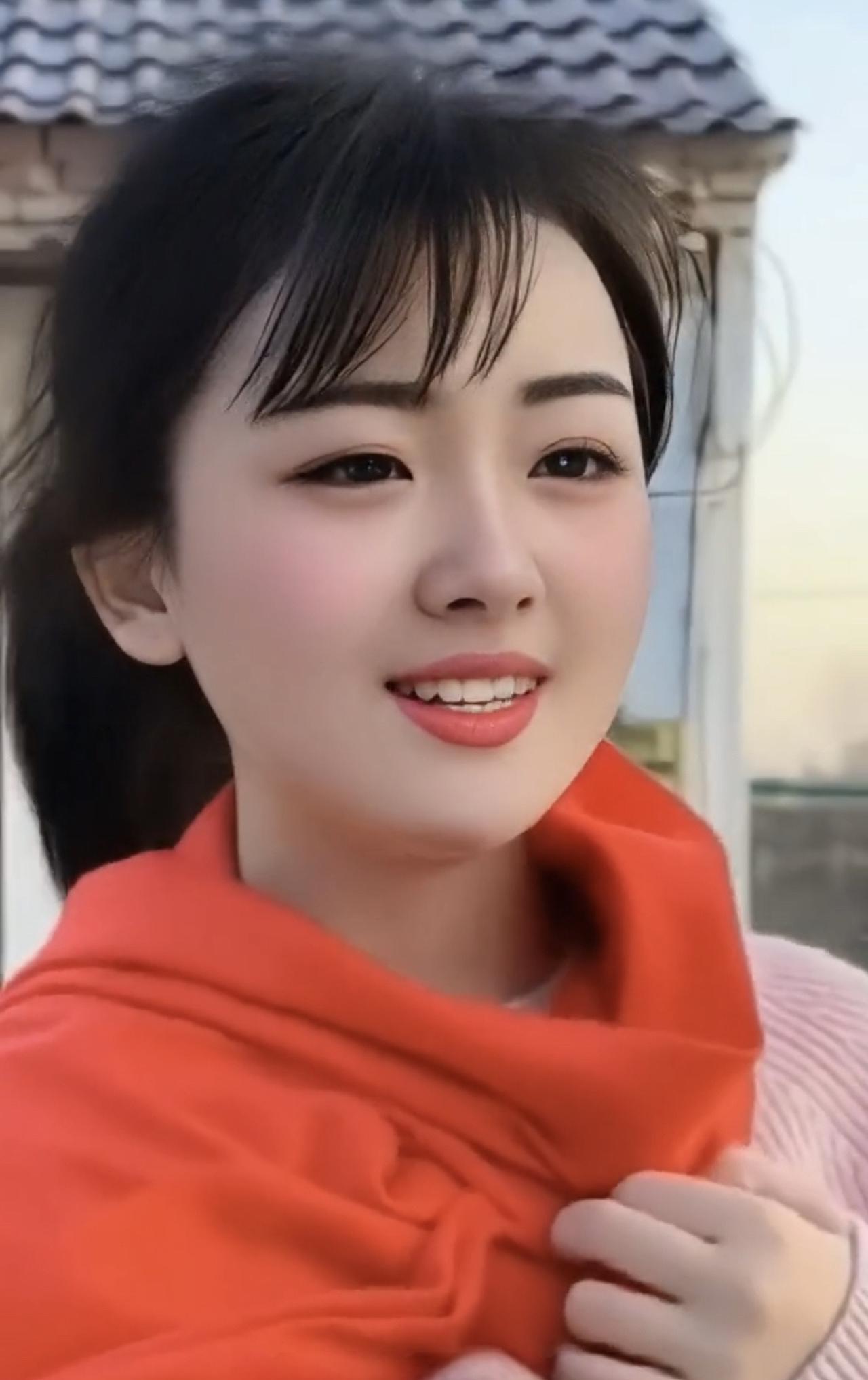 烟火人间橙围巾裹住的暖在老屋前漫开笑意轻轻揉碎了檐角的光风偷喝了午