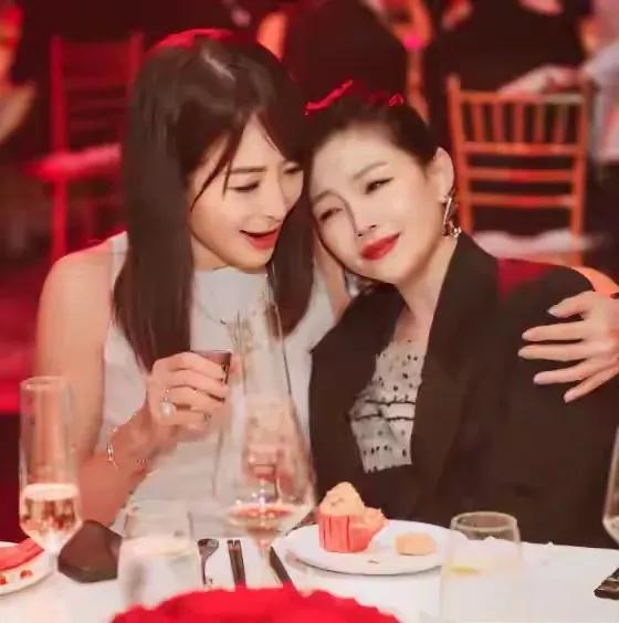 大S在王伟忠女儿归宁宴上和好友的一张合照，她就像一只易碎的蝴蝶　　　　大S在