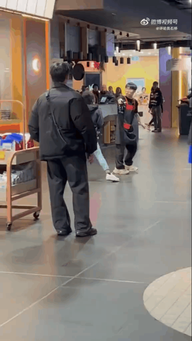 “零元购”无需容忍不用惯着“办她”外国黑妞偷东西被发现时很嚣张还想打人“可