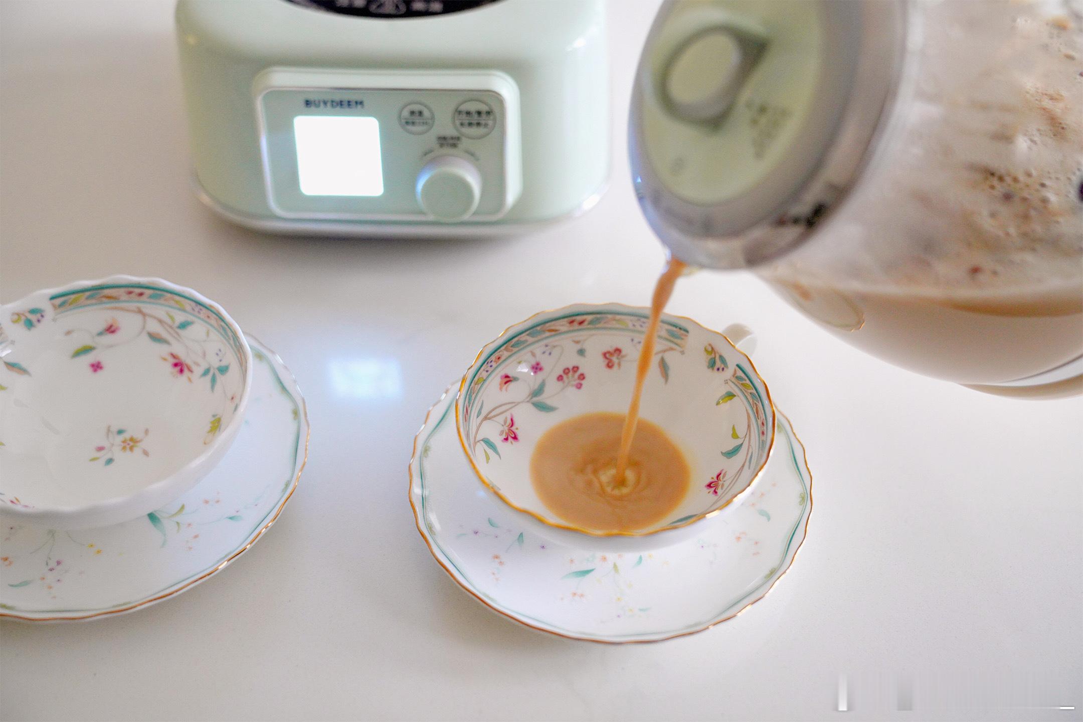 煮了一壶玫瑰红枣牛乳茶~好香​​​