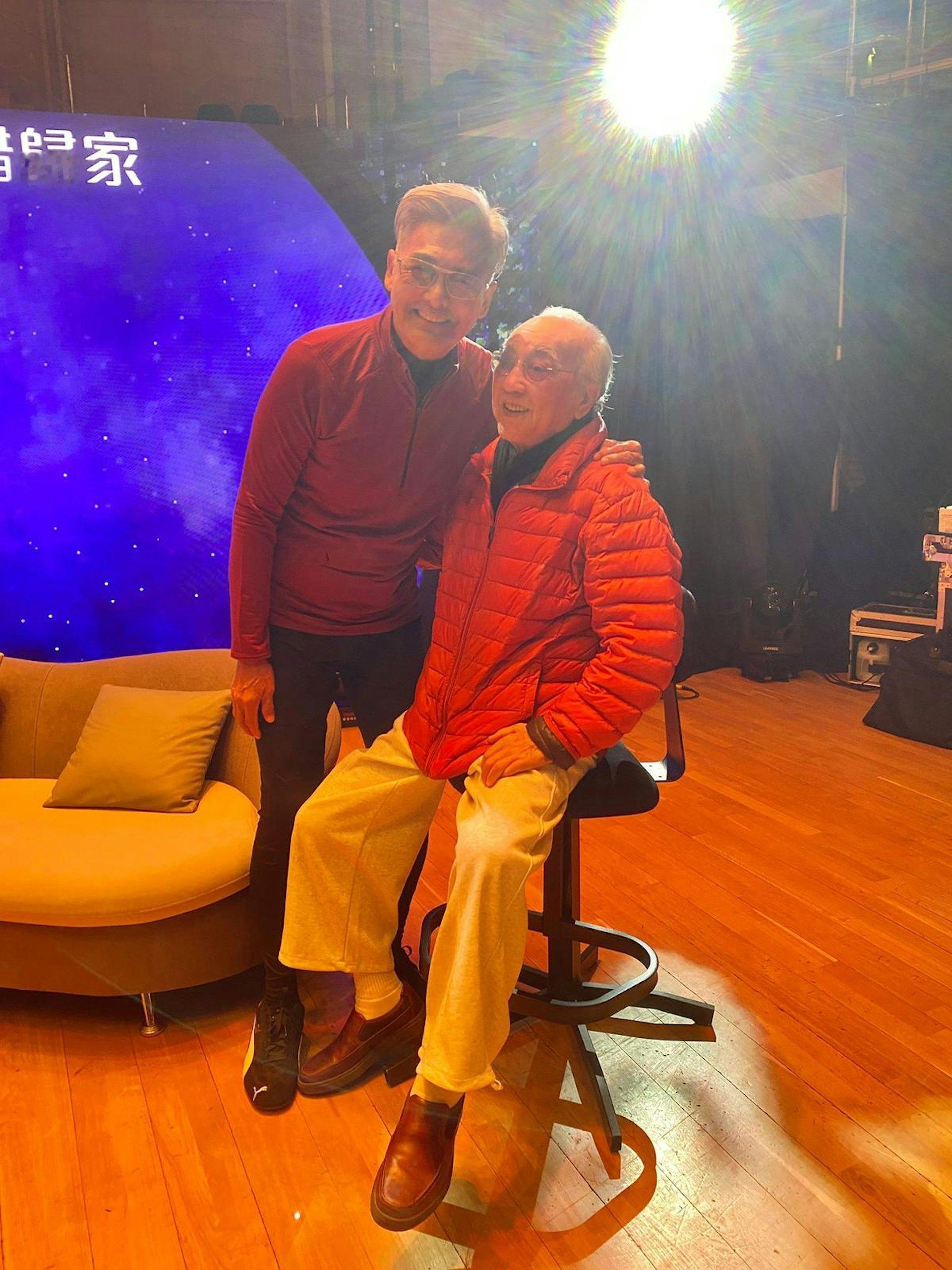 一代笑匠、现年84岁的卢海鹏（鹏哥）演而优则唱，今日（27日）在尖沙咀文化中举行