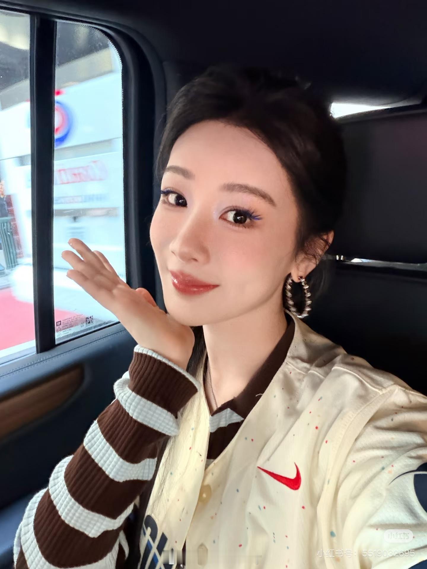 杨紫小红书这组自拍好萌