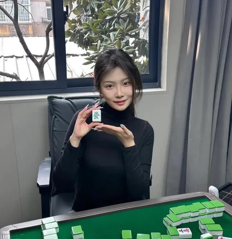 小区里的退休老头，退休金颇为丰厚，整天无所事事。于是，有一天下午，就被小区茶馆的