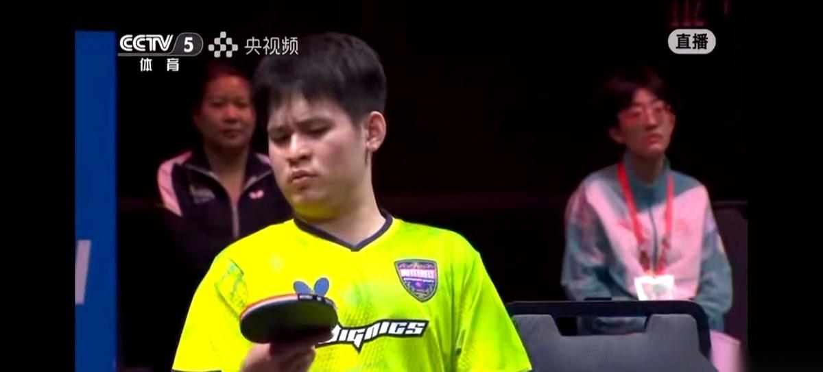 输了球，第一时间不看对手，不看教练，就那么坐着，死死盯着自己手里的拍子。左看看