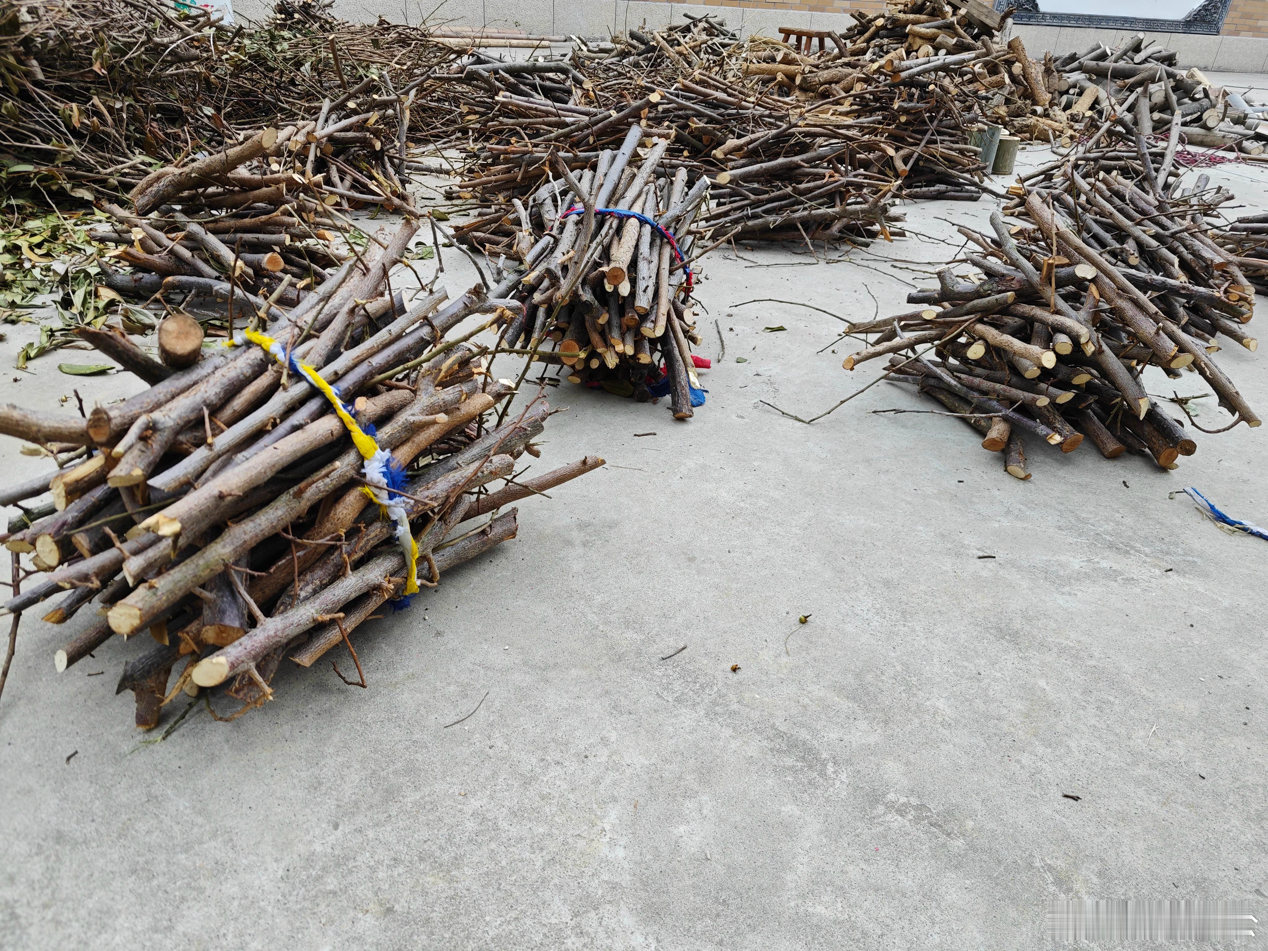 劈柴是冬天最踏实的安全感。劈柴、生火、取暖，简单的幸福就是这么实在。治愈系年货