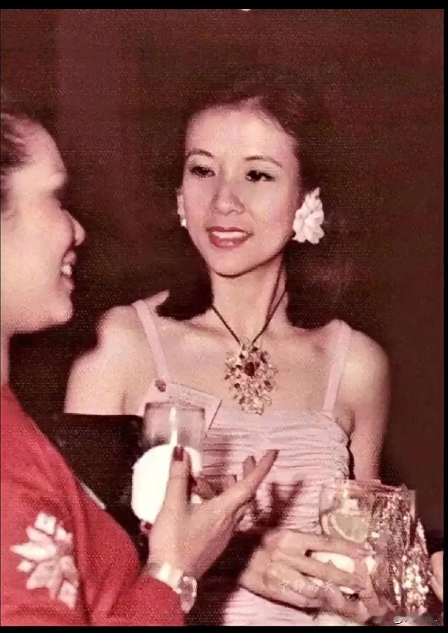 歌手莫文蔚的母亲，年轻时的她举止优雅才情气质俱佳，老了也很优雅，看来妈妈比女儿漂