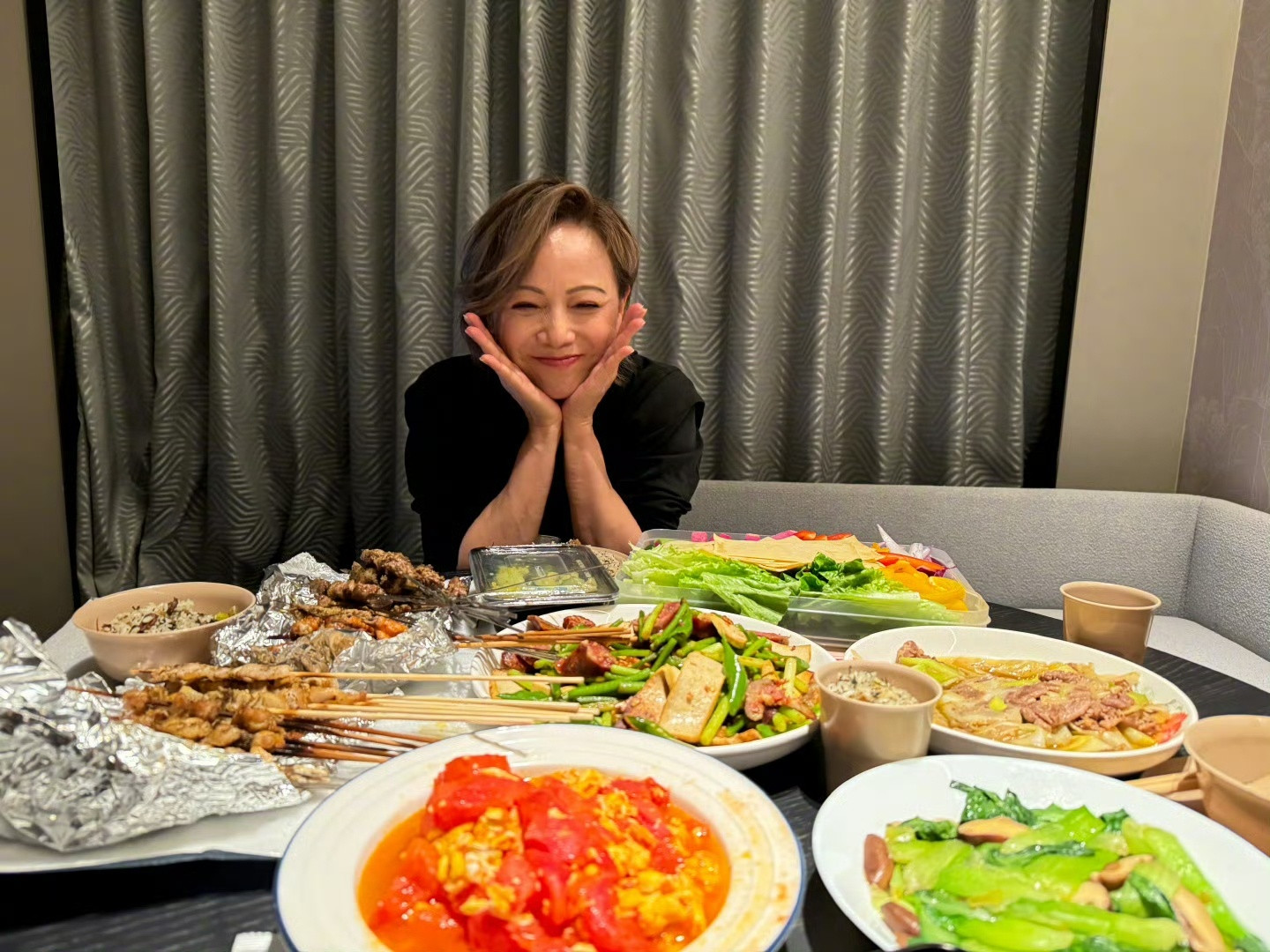 我52岁能不能美成林志玲这样林志玲邓萃雯状态也太好了根本对她们的年龄没有实感！