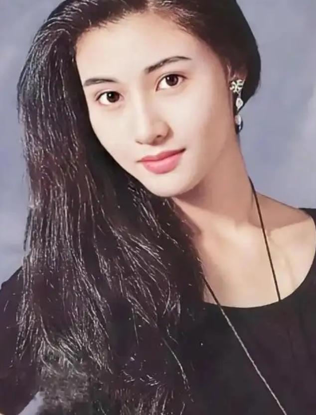 2003年，天上人间的老板覃辉跑到香港去招商，经曾志伟介绍认识了李嘉欣，本来约了