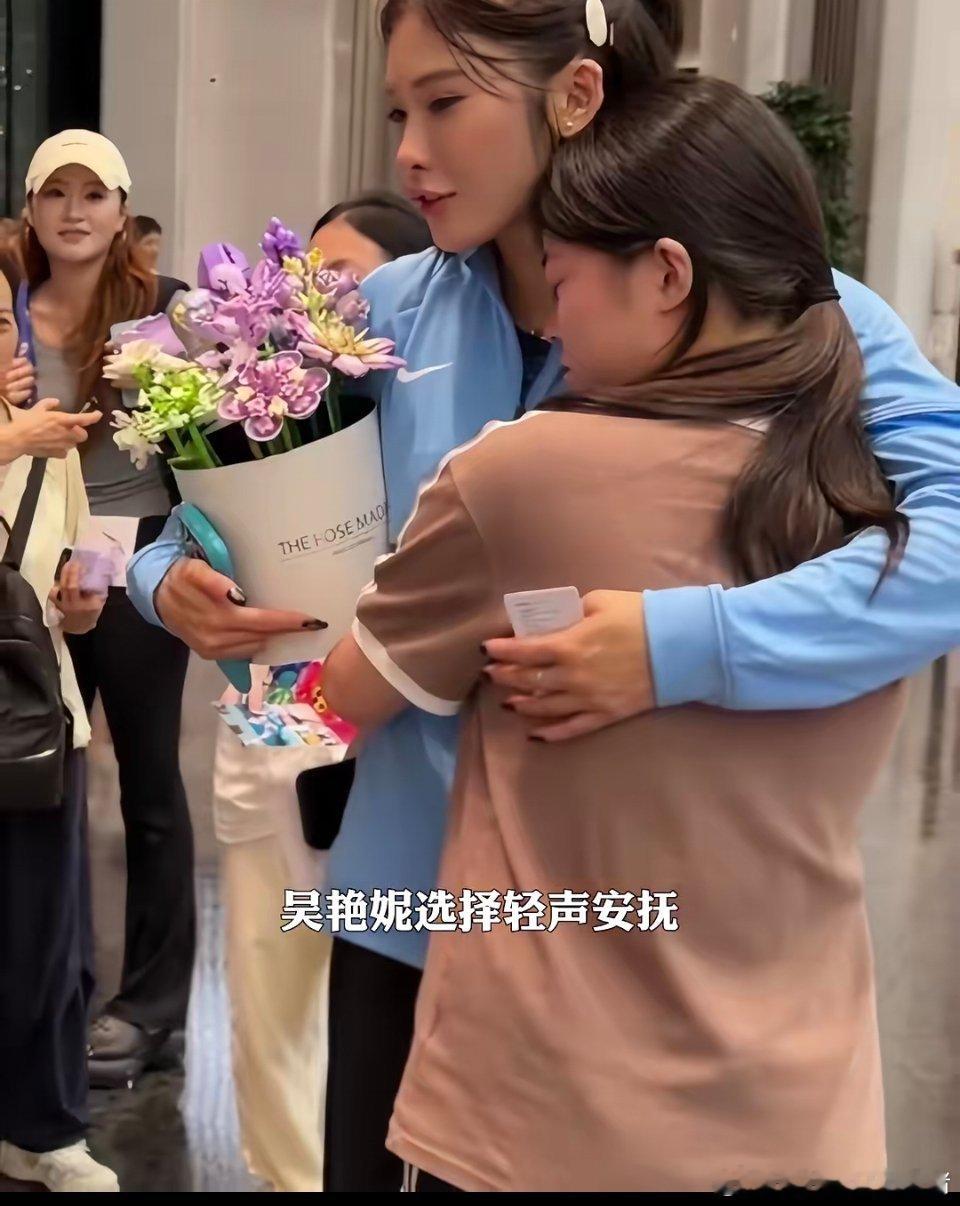 小女孩心态吴艳妮被骂，吴艳妮轻声安抚小女孩，直言不要在意那些言论，完全是一个霸气与温柔并存的大女子呀