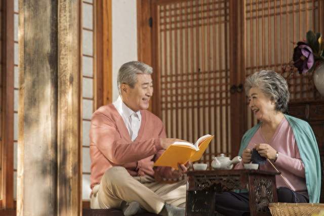 子女要明白: 父母一旦超过80岁, 请立刻停止这四种行为!