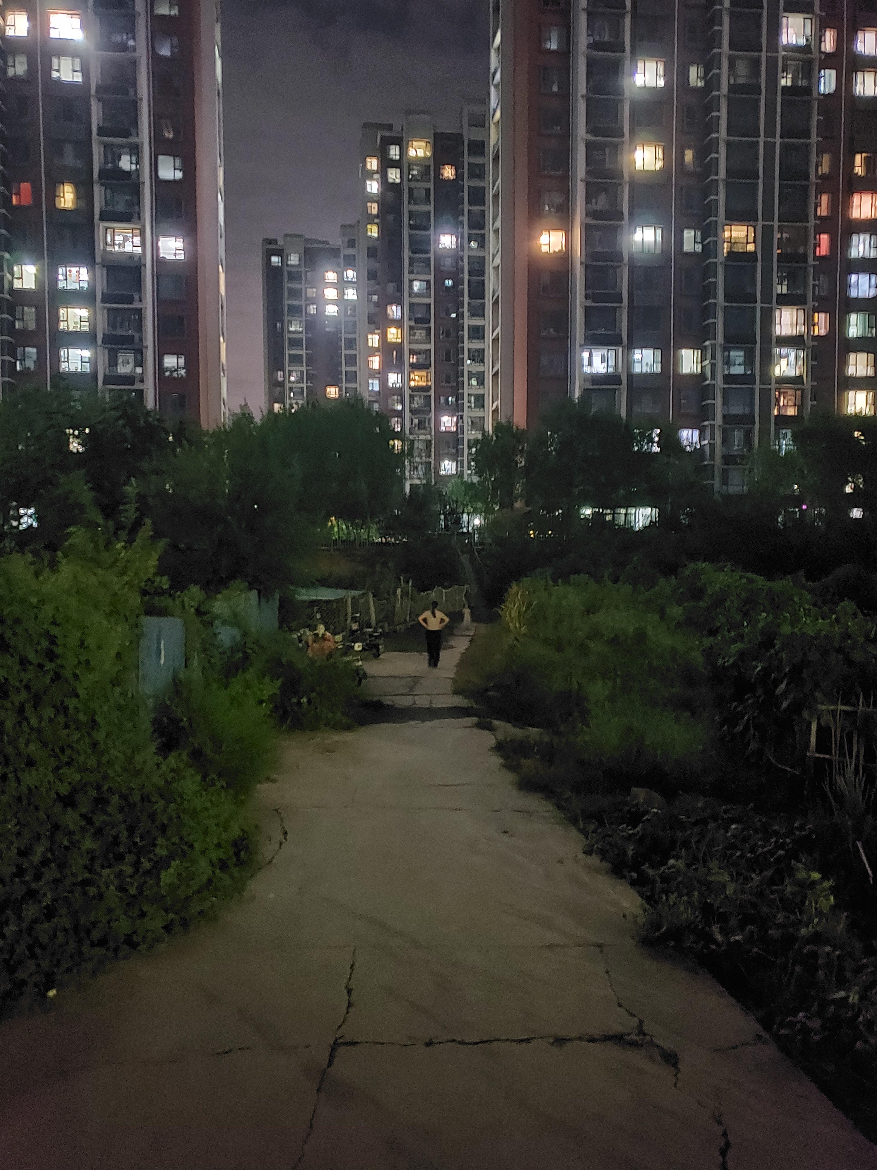 三星手机的夜间拍照是真的强，肉眼看到前面一片漆黑，拍出来居然这么亮[捂脸哭]​​