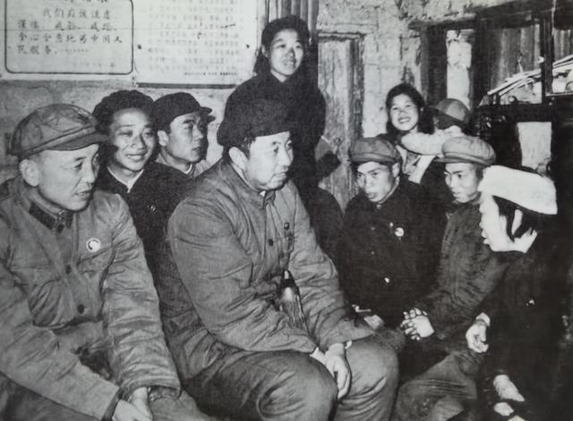 华国锋旁边的这个人叫黎原，开国少将，河南息县人。他曾是华国锋的顶头上司，华国锋成