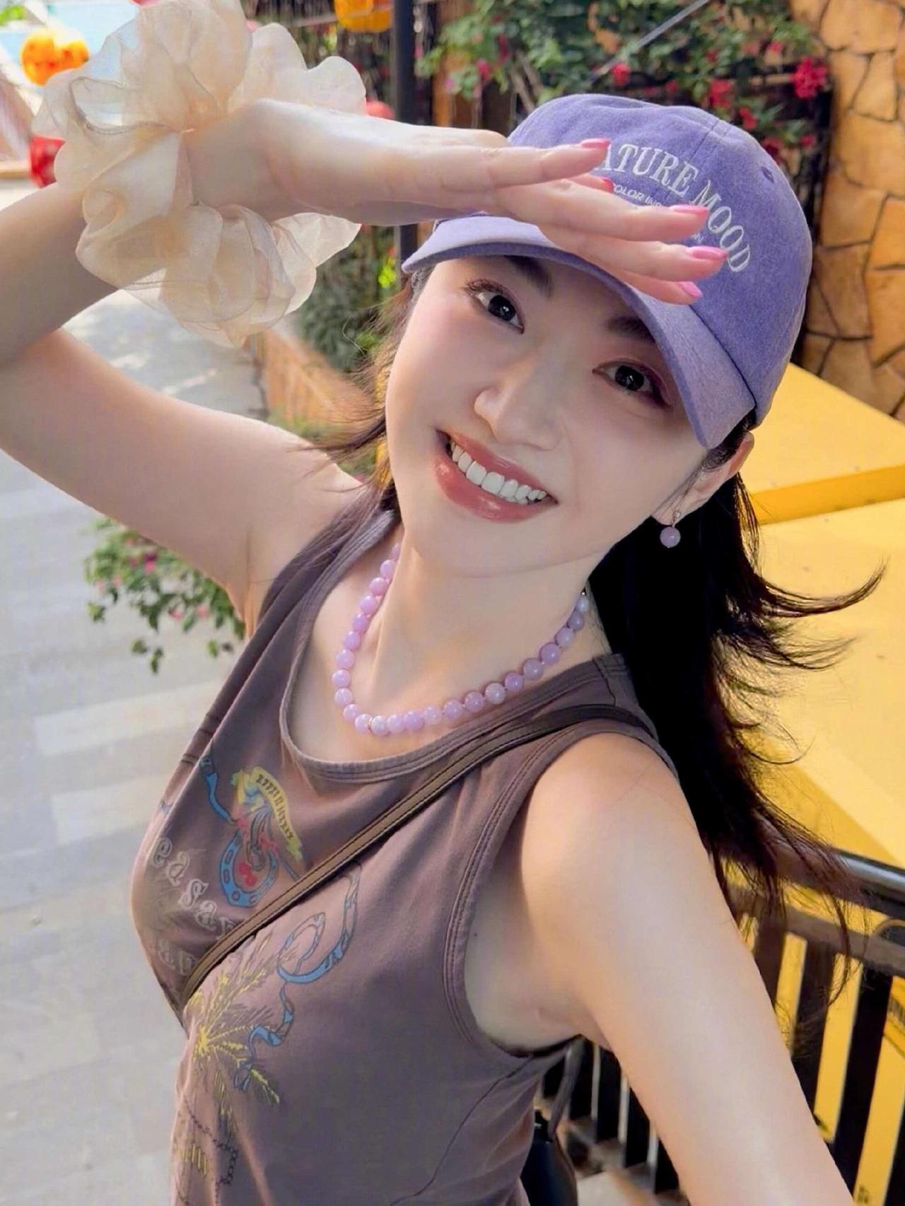 我正在刷景甜的视频，我奶奶凑过来瞅了两眼，冷不丁地冒出一句：这姑娘是不是烂桃