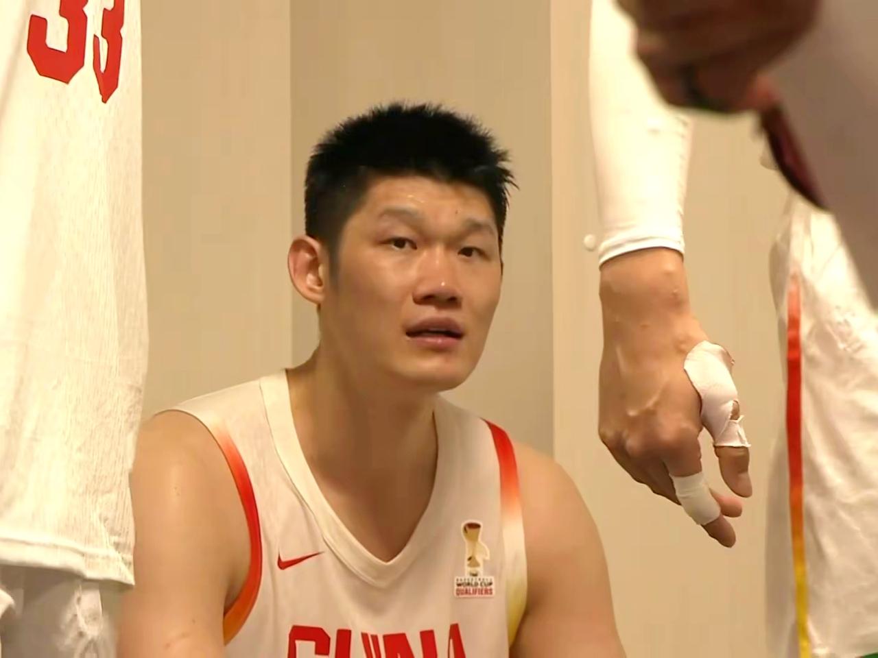 胡金秋归队立即投入训练，王博表示要强制他去休息代表男篮拿下世预赛两连胜的胡金