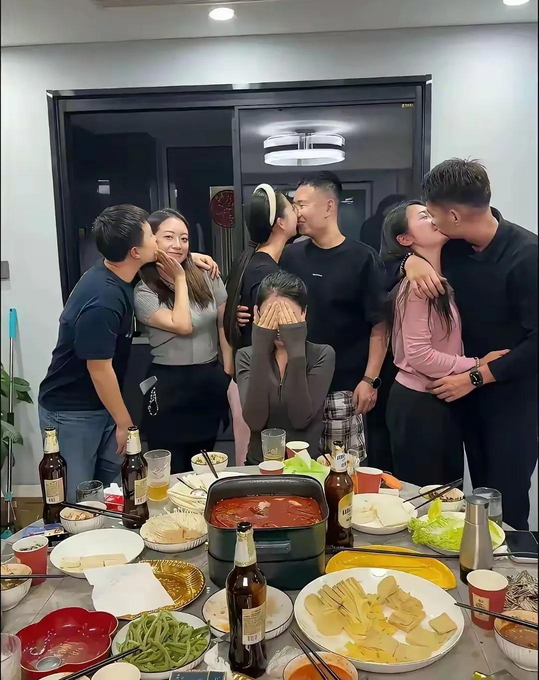 看到这样照片，今后再也不让老公去参加同学会了，除非带上我。