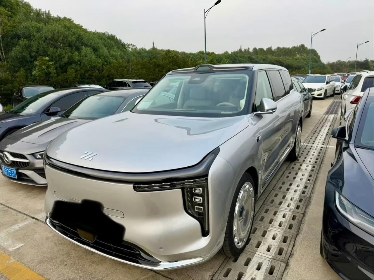 看到网友拍的智己LS9实车，定位全尺寸大六座SUV，网友戏称“陆家嘴大揽胜”，车