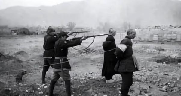 1950年，一野贺兰山剿匪，一名炊事员，给俘虏绑绳时，笑道：“为抓你，钻山里几个