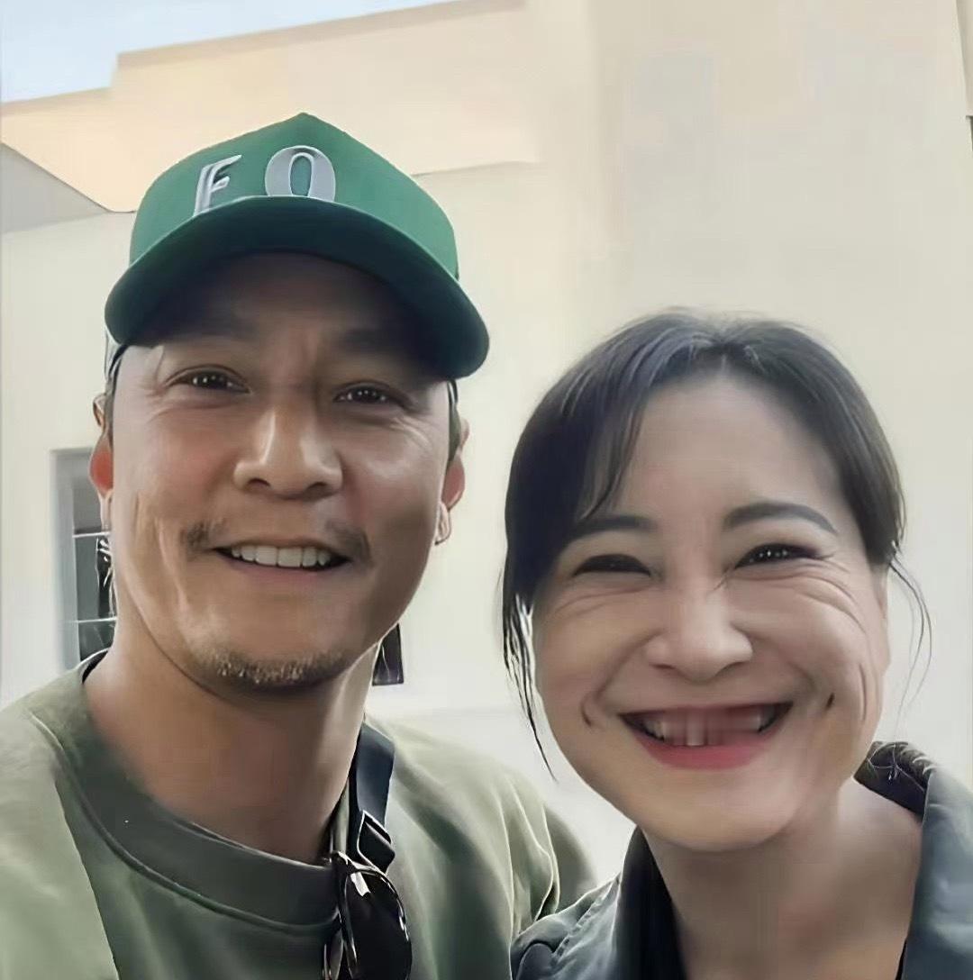 第一张是吴彦祖发的，第二张是贾玲助理发的，差距好大啊！
