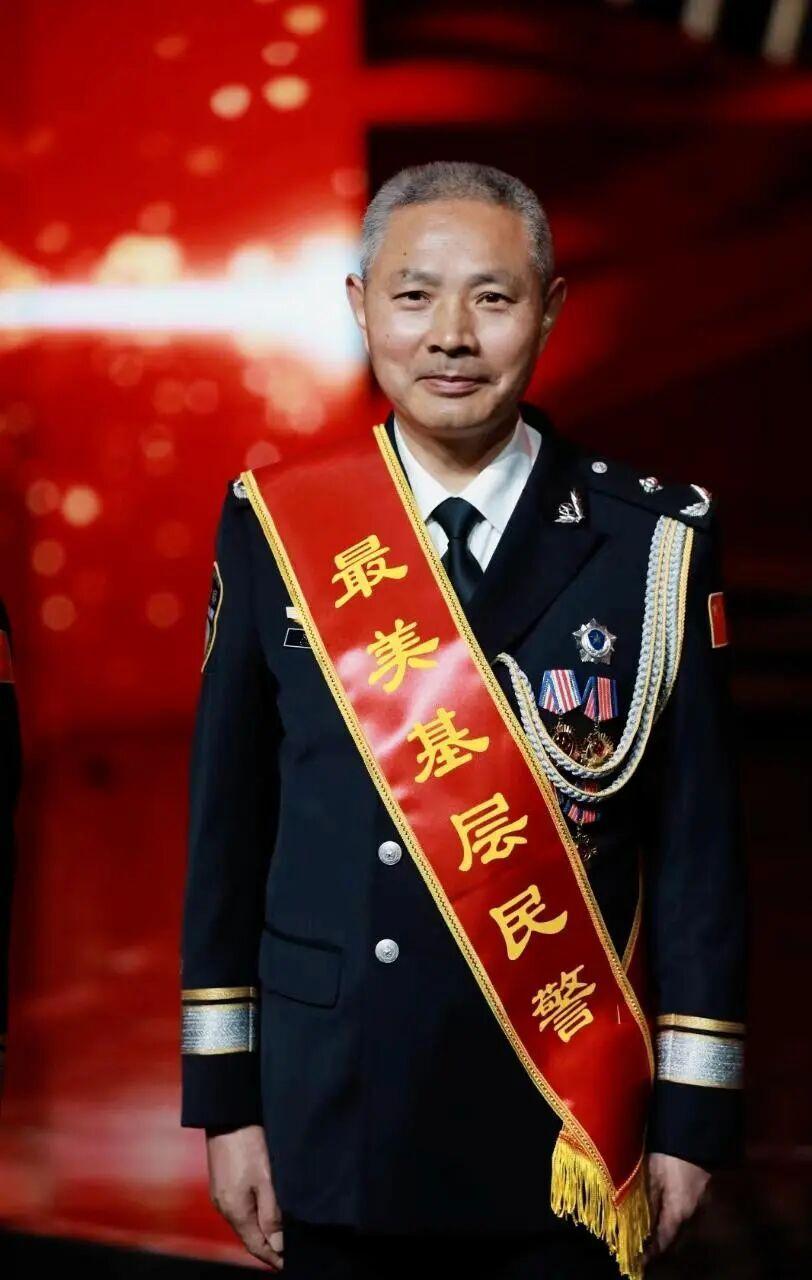 罕见的一线“白衬衫”警长！脱下军装换警装，舍命救人暖全城陈飞，1968年生