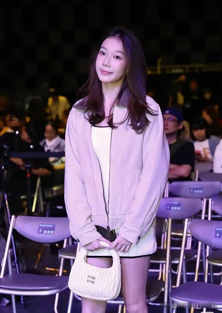 郭台铭和二婚妻子所生的大女儿，已经成为了亭亭玉立的美少女，和母亲长得非常像。