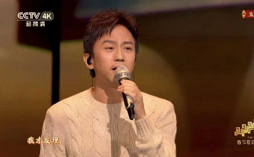 邓超也是个神奇的男明星。上综艺或者上晚会，不搞笑就没人看，比如星光大赏，