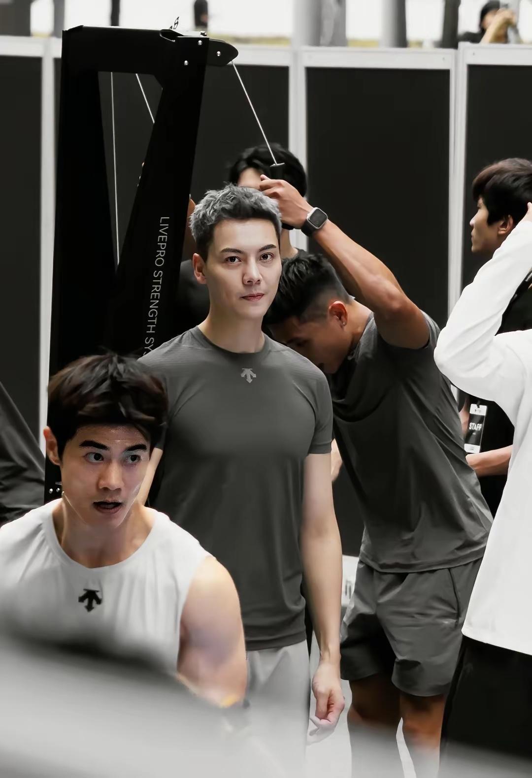 陈伟霆穿的衣服是什么牌子的？非常有气质