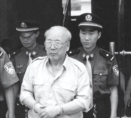 “砰！”1998年，一古稀老头和寡妇正在床上翻云覆雨，正当俩人难舍难分的时候，砰