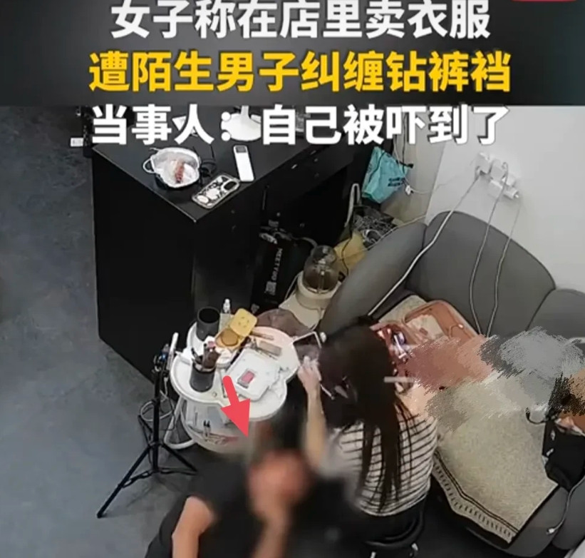 福建莆田，女子的服装店里，一男子进来假称给老婆买衣服，趁女子直播化妆，突然躺地，