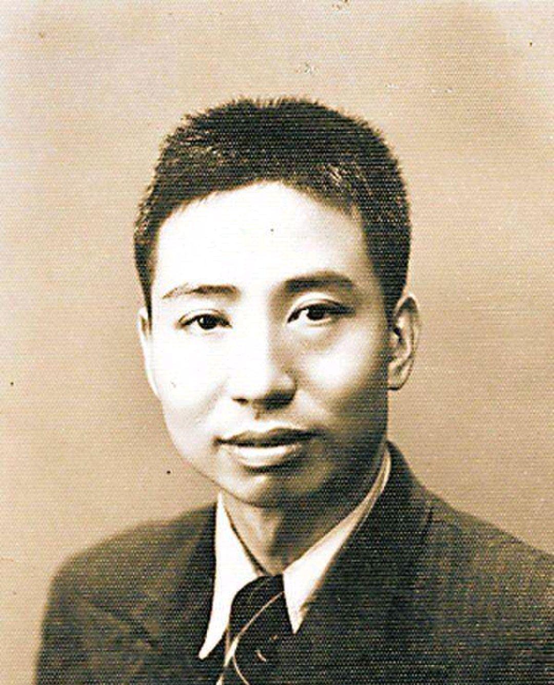 1946年，周总理去看望鲁迅的夫人许广平。淮海中路的梧桐叶刚落满街角，一个穿