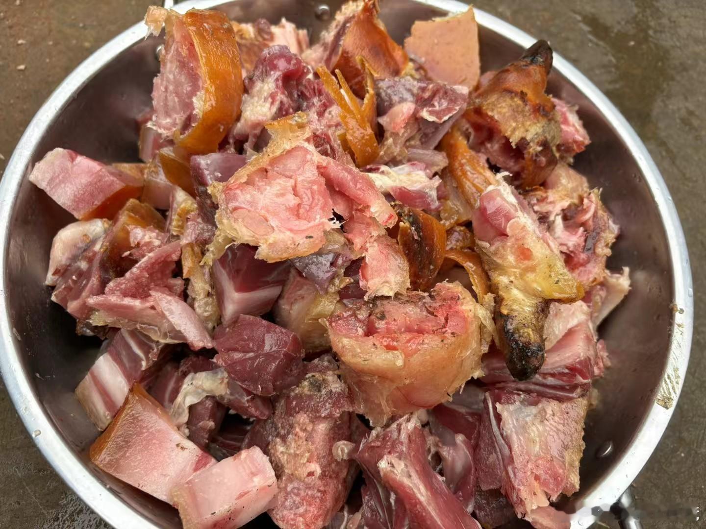 进山，距离成都3小时的深山。吃点好食材，野生当归炖土鸡、粮食猪
