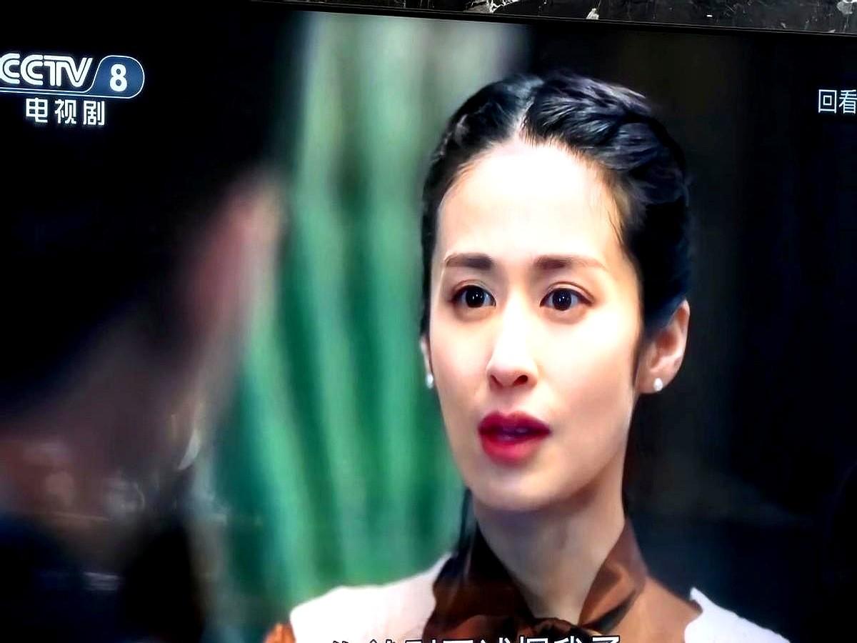 看《隐锋》有点闹心，几个女主角总觉得假。你说那个地下党美女医生，搞秘密活动还穿时