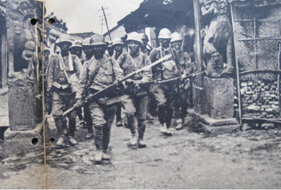 1939年，日本大佐饭野贤十正在南昌战场上，用中国士兵练习追杀游戏，谁知，在连续