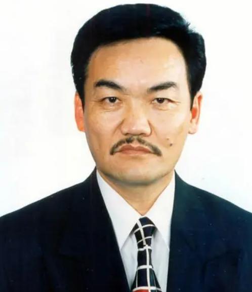 谁都不知道成吉思汗陵墓在哪，它永远是个谜。这句简洁的话语，道出了一个困扰世人