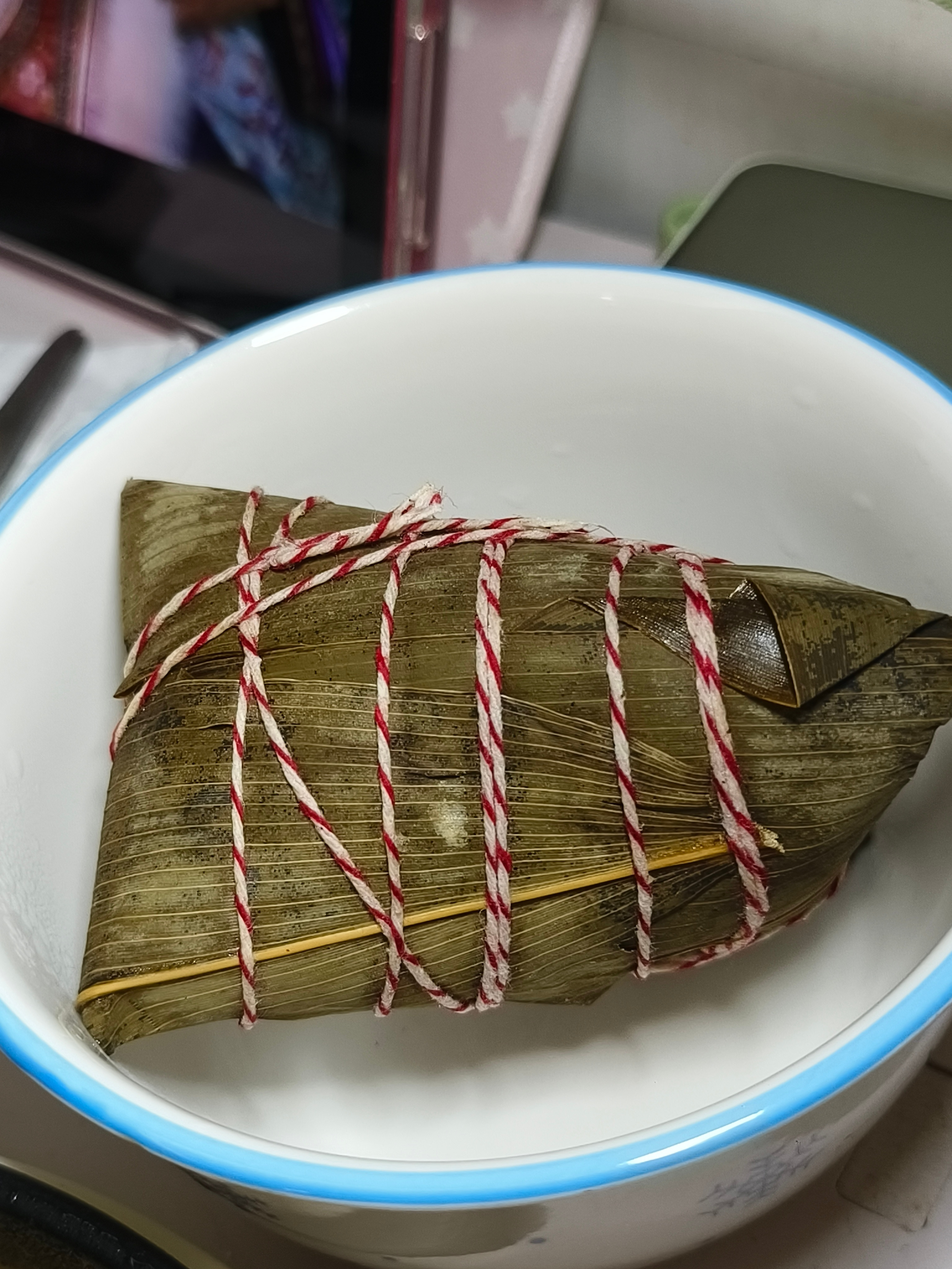 老公吃粽子啦，好吃的肉粽😋