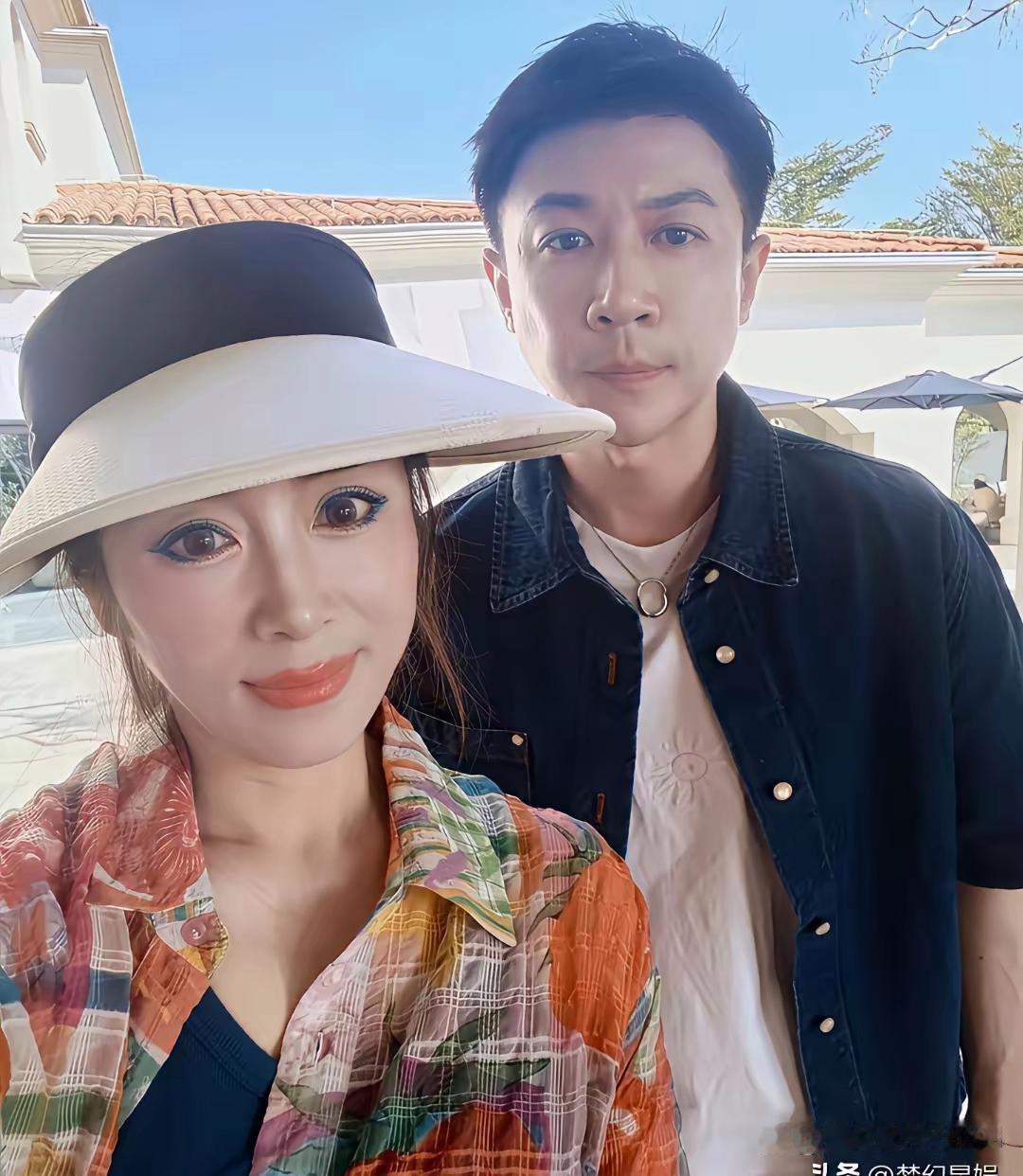 47岁的董璇与丈夫张维伊同游三亚，两人穿搭格外吸睛，状态在线，甜蜜氛围藏都藏不住