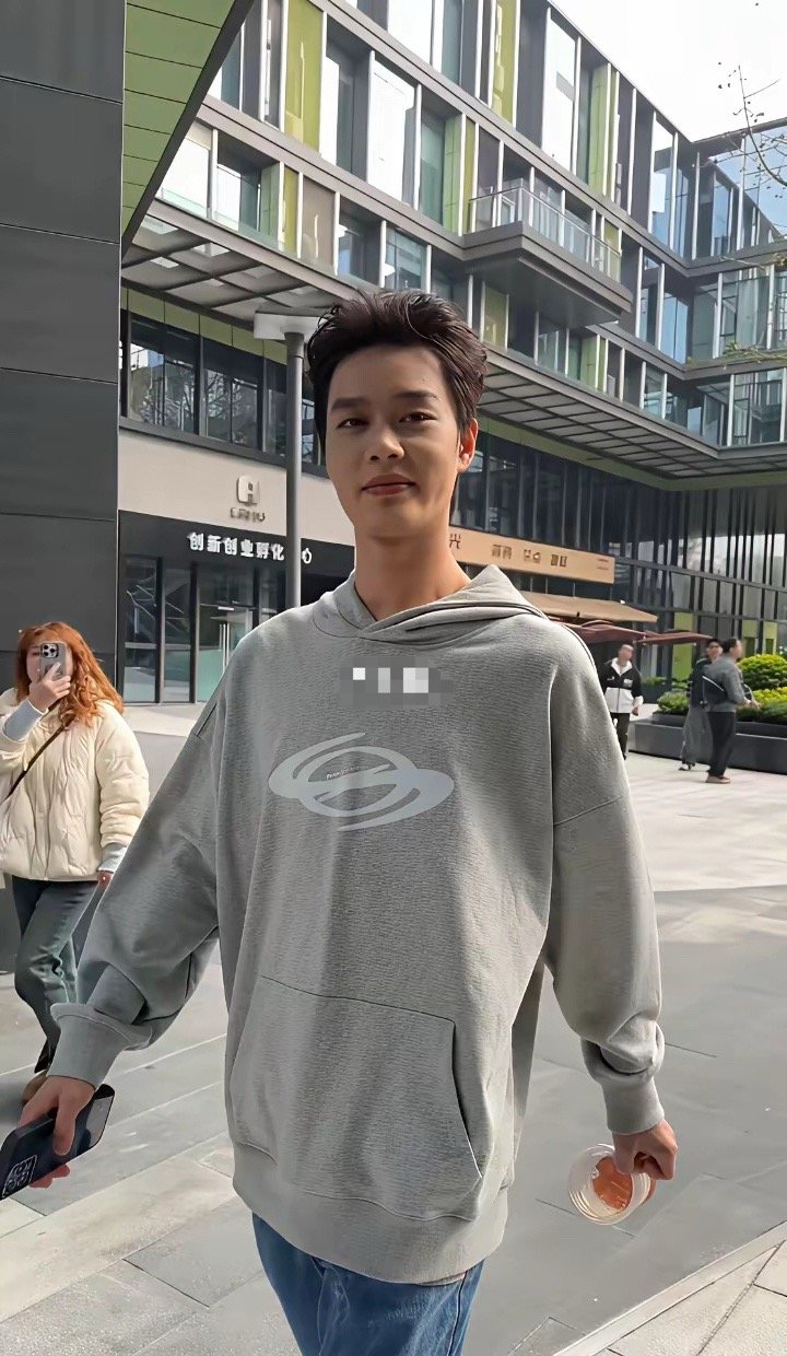 柯淳，放我们村找不到对象，竟然能当短剧顶流，魅力在哪？