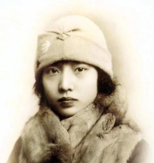 1930年，梅兰芳的养母去世，作为儿媳的孟小冬前去吊唁，却被拦在了门口。见她被羞