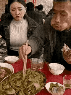 美女蒙圈了，这饭没法吃了。