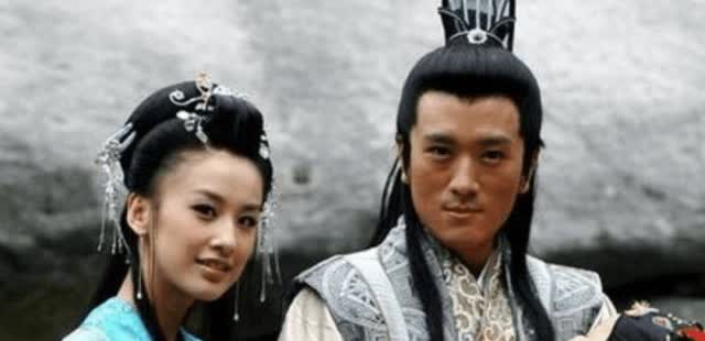 黄圣依的妈妈看女儿不顺眼不是因为女儿离婚了！而是气当年女儿小三上位，拍雷剧，装晕