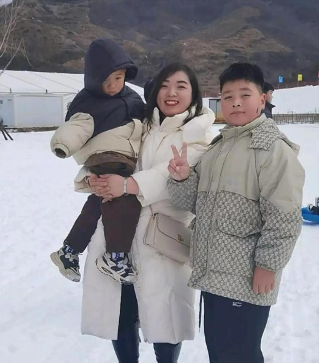 邢台这起灭门惨案实在太惨了。受害人一家原本过得很幸福。妻子长相温婉，笑起