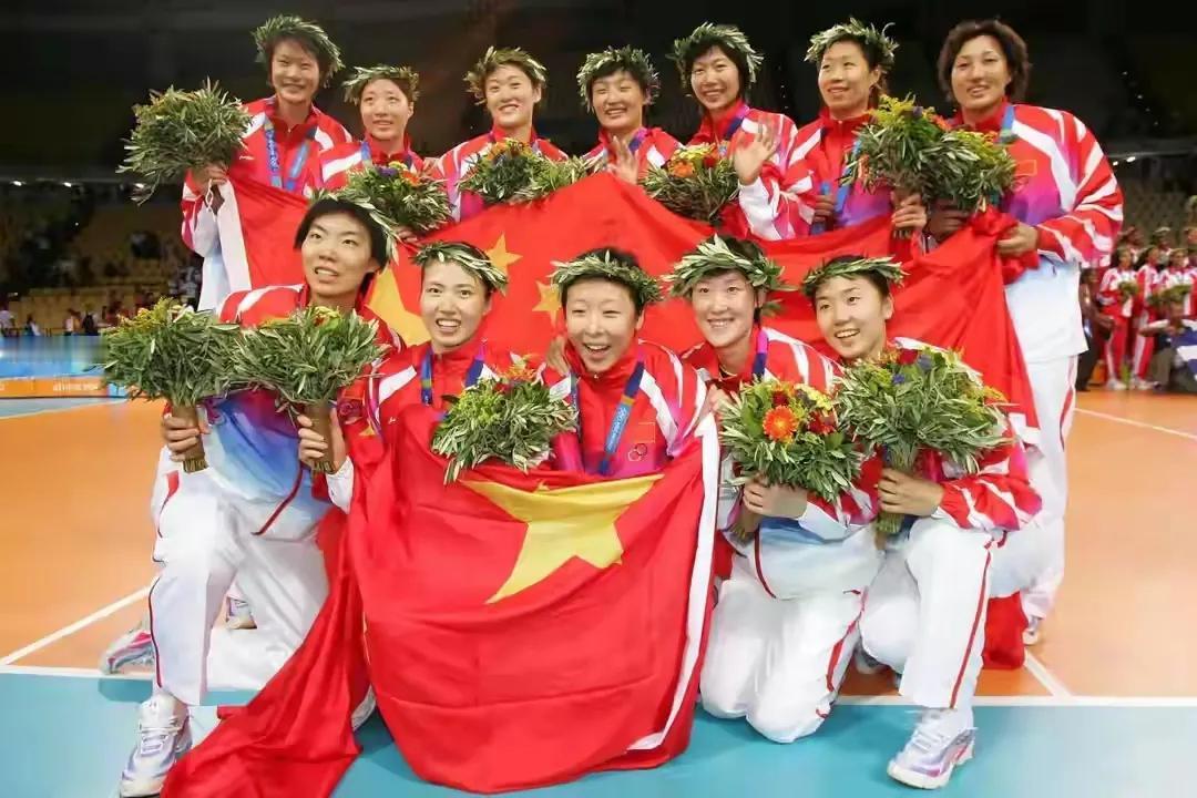 在2026女排亚锦赛的观众席上，2004雅典奥运会夺冠的女排黄金一代部分球员，和